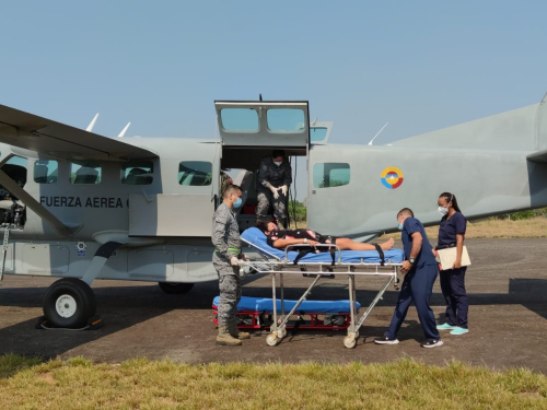 Mujer gestante fue transportada en aeronaves de su Fuerza Aérea  