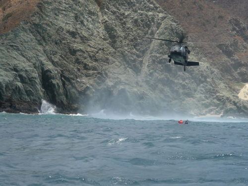 En aguas abiertas, entrenan maniobras de salvamento tripulaciones de su Fuerza Aérea Colombiana 