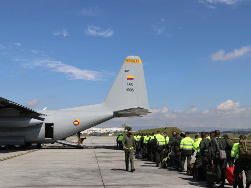 Su Fuerza Aérea transporta efectivos