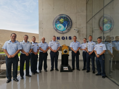Segundo Comandante de su Fuerza Aérea visita el Centro de Operaciones Satelitales en Perú