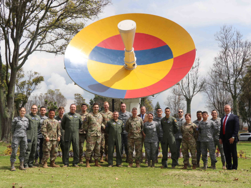La Fuerza Espacial de los Estados Unidos intercambia conocimientos con su Fuerza Aérea Colombiana