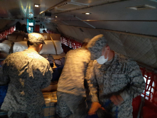 Ayudas humanitarias y kits escolares son transportadas por su Fuerza Aérea hacia Rionegro.