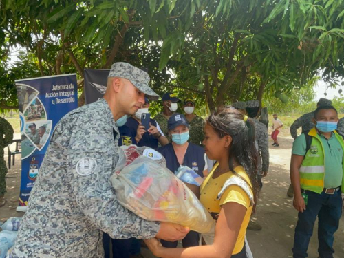 Indígenas Amoruas y Jivis reciben ayudas humanitarias en Vichada, con el apoyo de su Fuerza Aérea