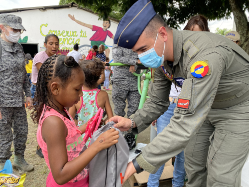 Sonrisas y regalos en el Día del Niño