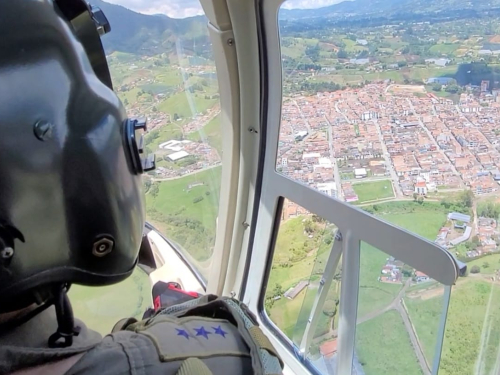 Sobrevuelos en municipios de Antioquia, brinda seguridad y protección a sus habitantes