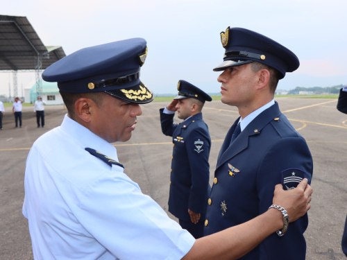 Suboficiales de su Fuerza Aérea fueron ascendidos en imponente ceremonia militar