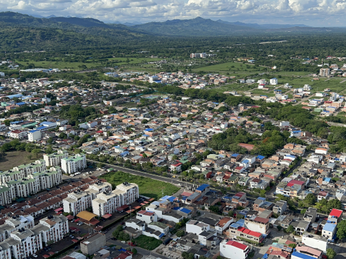 Aeronaves y tripulaciones de su Fuerza Aérea realizan constante acompañamiento a la población