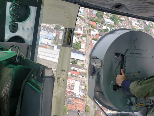 Con misiones de perifoneo aéreo su Fuerza aérea acompaña su viaje en esta semana santa 