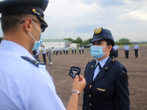 Suboficiales del Comando Aéreo de Combate No.1 ascienden al grado inmediatamente superior