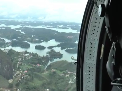Con constante vigilancia desde el aire, su Fuerza Aérea acompaña el regreso a casa de los colombianos