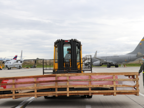 Su Fuerza Aérea Transporta materiales para finalizar la reconstrucción de la Estación de Bomberos de Providencia.