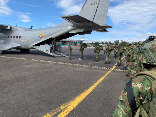 En apoyo a operaciones de seguridad, CATAM transporta tropas del Ejército 