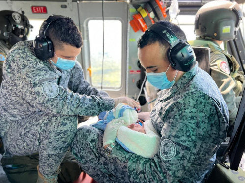 Bebé recién nacido fue evacuado por su Fuerza Aérea para salvar su vida 