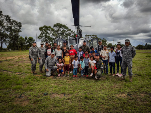  Con “Así se va a las estrellas” jóvenes en Vichada conocen las capacidades de la Fuerza Aérea Colombiana
