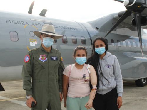 Con el propósito de mejorar la calidad de vida y cumplir los sueños de Helen Sofía, su Fuerza Aérea Colombiana y la Fundación Manos Pintadas de Azul lideraron la misión para que Helen recibiera una prótesis para su brazo izquierdo.   Helen Sofía, quien en noviembre del año pasado había sido transportada en un C-208 Caravan de su Fuerza Aérea hacia la ciudad de Bogotá, para dar inicio a la primera fase del tratamiento, la cual consistió en exámenes y diagnóstico por los médicos especialistas para la adaptaci