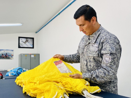 Desde el taller de paracaídas del CAMAN se garantiza la  seguridad y funcionamiento en las aeronaves de su Fuerza  Aérea
