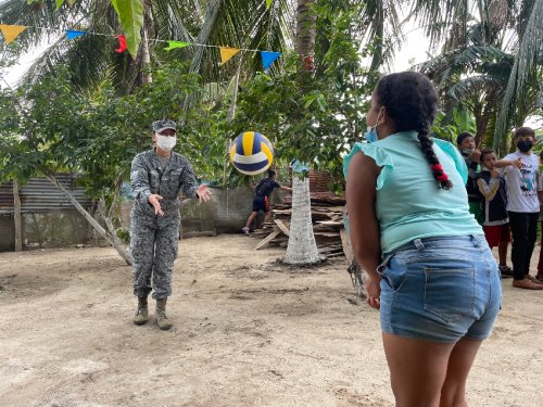 Su Fuerza Aérea lleva sonrisas a niños malamberos