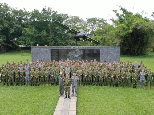 En el Meta, su Fuerza Aérea recibió a alumnos militares de la Escuela Superior de Guerra