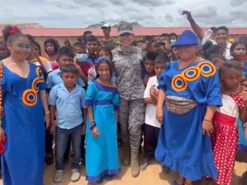 Niños wayúu de Uribia, Guajira, recibieron pupitres y kits escolares 