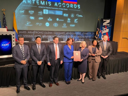Colombia firma los Acuerdos Artemis