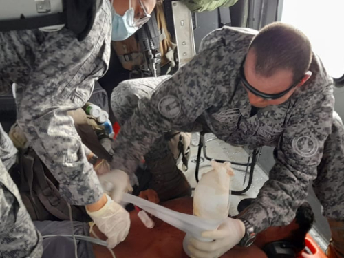 Indígena afectado gravemente por artefacto explosivo improvisado es trasladado por un ‘Ángel’ de su Fuerza Aérea