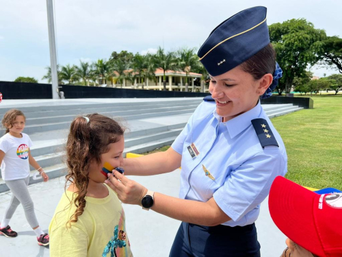 Niñas y niños visitan la Base Aérea en Cali, con motivo de la semana patria