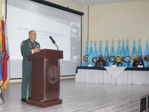 Durante visita a la ESUFA Comandante General de las Fuerzas Militares