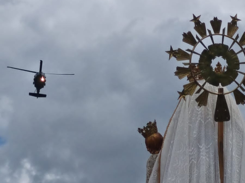 desde un helicóptero UH-60 Black Hawk de su Fuerza Aérea Colombiana, cayeron pétalos 