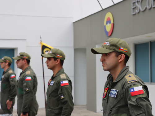Alumnos chilenos volaron solos por primera vez en helicóptero