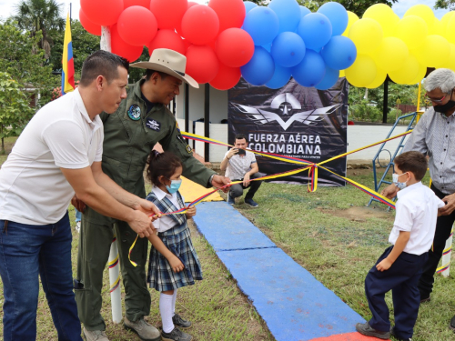Estudiantes de la sede La Llanerita estrenan zonas recreativas gracias a su Fuerza Aérea