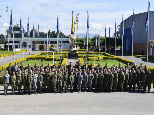 Instalaciones del Comando Aéreo de Mantenimiento fueron visitadas por alumnos de la Escuela Superior de Guerra