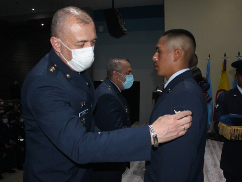 Nuevos Suboficiales del Cuerpo Administrativo de su Fuerza Aérea al servicio de los colombianos    