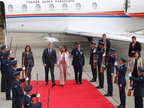 Delegaciones invitadas a la posesión presidencial son recibidas por su Fuerza Aérea Colombiana