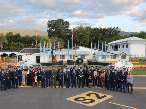 18 alumnos de seis países se graduaron como pilotos básicos de helicóptero