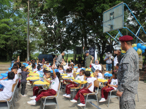 Estudiantes del Magdalena Centro, reciben con fiesta elementos en pro de su educación por parte de su Fuerza Aérea Colombiana
