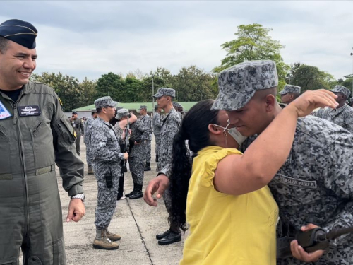 Después de dos años de pandemia por el COVID-19, las familias de los soldados de su Fuerza Aérea Colombiana, regresan a la ceremonia de juramento de bandera. 