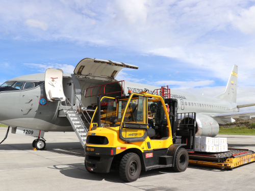 Ayudas humanitarias son transportadas por su Fuerza Aérea 