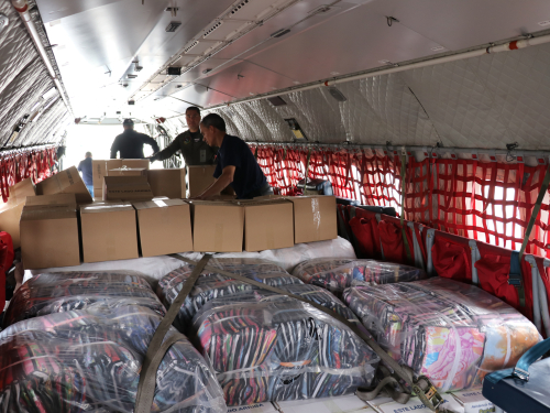 Más de 8 toneladas de ayudas humanitarias son transportadas hacia Guapi por su Fuerza Aérea