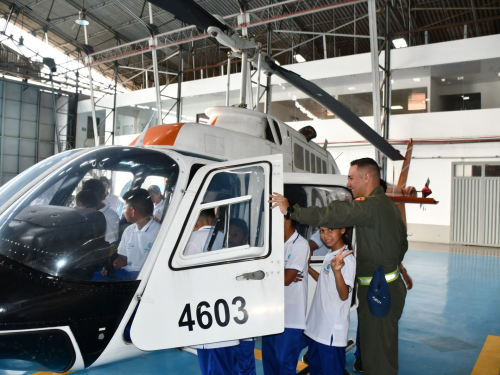 Jóvenes del sur del Tolima celebraron los 103 años de la Fuerza Aérea en el CACOM 4 