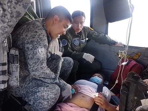 Madre gestante es evacuada por un Ángel de la Fuerza Aérea
