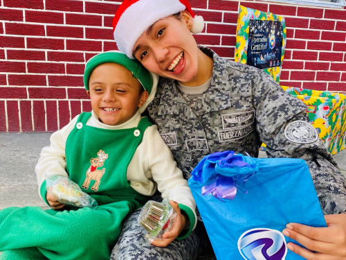 Niños de los diferentes sectores de Madrid celebran la navidad con su Fuerza Aérea Colombiana