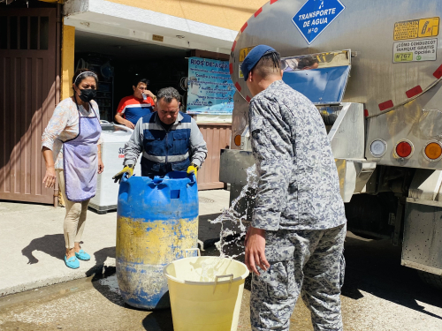 Su Fuerza Aérea apoya las labores de suministro de agua en el municipio de Madrid 