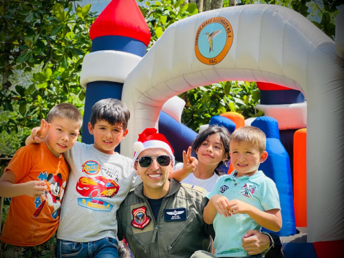 Su Fuerza Aérea Colombiana llevó alegría a los niños de Icononzo en esta navidad.