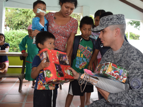 Niños de la comunidad indígena de Yotoco, Valle del Cauca, recibieron regalos y útiles escolares