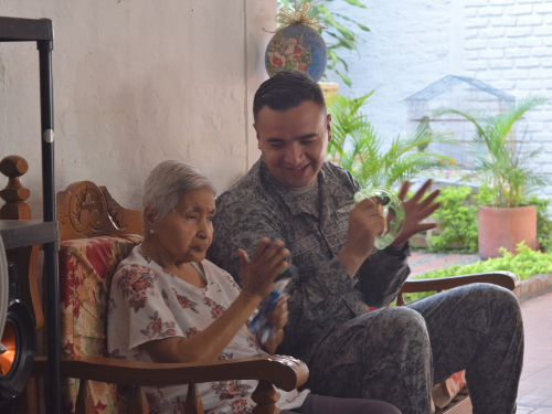  Abuelitas de La Dolores celebran la navidad con su Fuerza Aérea
