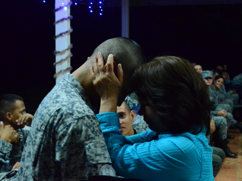 Con inesperada visita jóvenes soldados vivieron una noche inolvidable