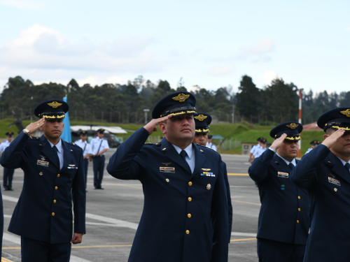 Con imponente ceremonia militar, ascendieron 24 oficiales de la Fuerza Aérea