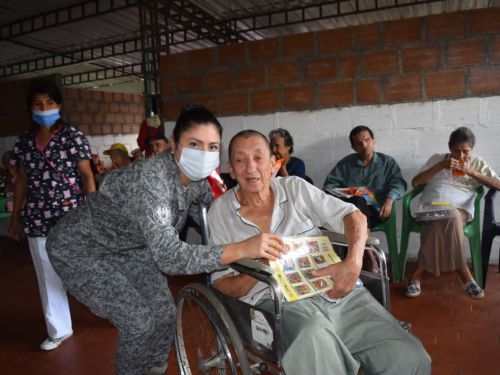 Más de 40 abuelitos de Montebello inician la celebración de navidad