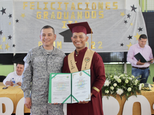 Soldados de su Fuerza Aérea reciben su título de Bachiller Académico