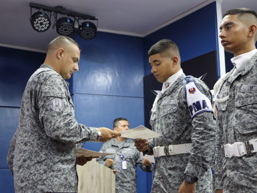 con su título de bachilleres